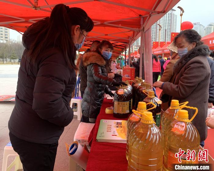 图为市民们正在采购商品。　孙睿 摄