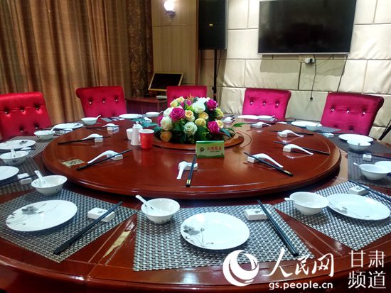 民勤县餐饮企业正推行一席双筷的用餐方式。（民勤县委宣传部供图）