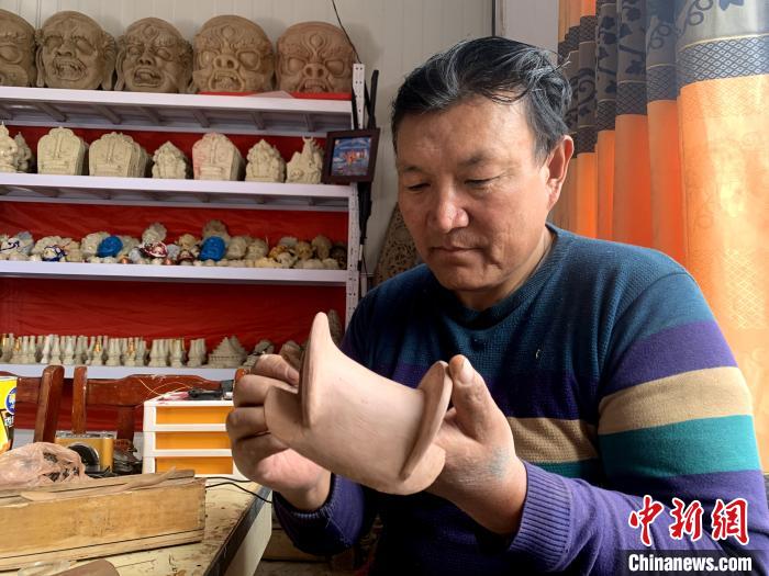青海称多传统古老技艺成民众致富法宝
